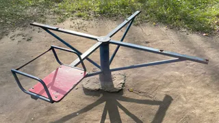 Ржавая и кривая: рязанец показал раздолбанную детскую карусель