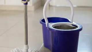 Стакан на ведро — и ламинат с линолеумом сияют до неприличия: теперь другие средства не использую