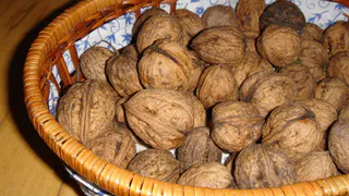 Грецкие орехи больше не чищу - беру бутылку и щелкаю как семечки - ядра целые, никаких крошек и осколков