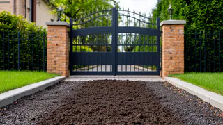 Залил площадку перед воротами в три раза дешевле асфальта: показываю 2 рабочих способа        