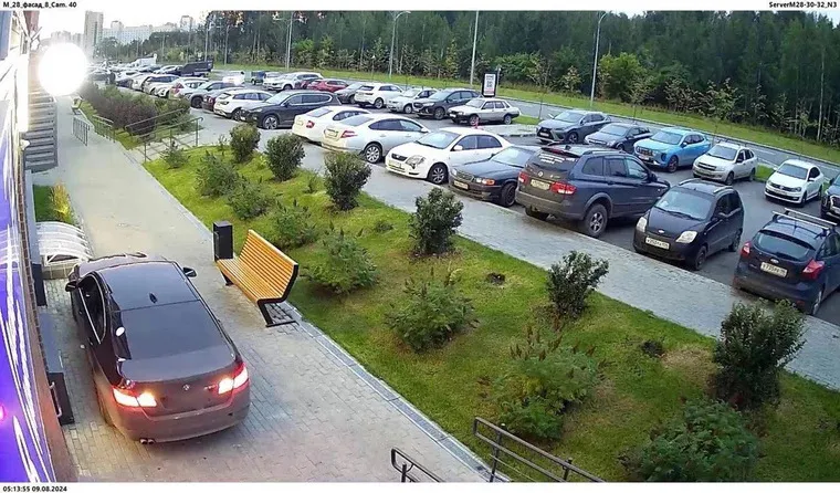 В Челябинской области нашли водителя, который катался по тротуару