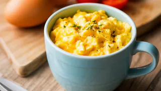 Яичницу на сковородке больше не жарю — беру простую кружку: получается в миллион раз вкуснее