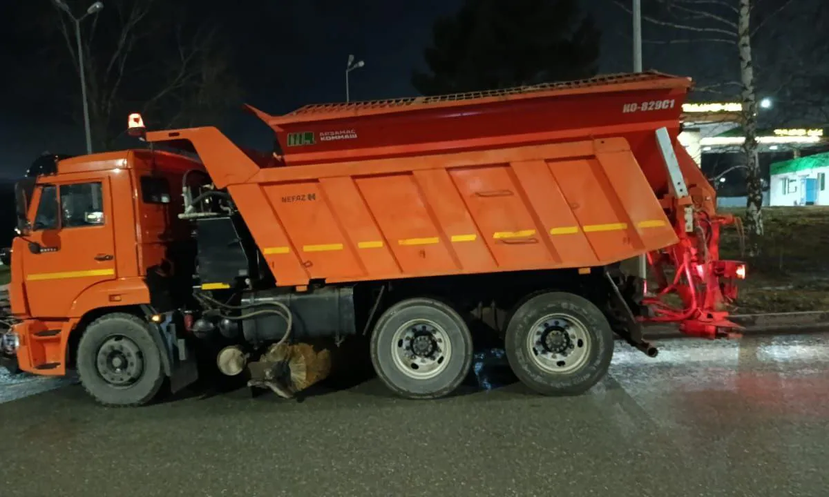 Нижнекамск борется с гололедицей: ночью на дорогах работали спецмашины