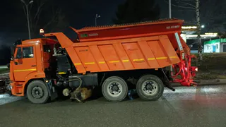 Нижнекамск борется с гололедицей: ночью на дорогах работали спецмашины