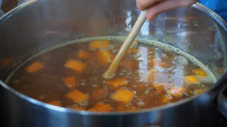 Куриный бульон прозрачнее стекла: добавьте это в кастрюлю при варке мяса и ароматный суп гарантирован