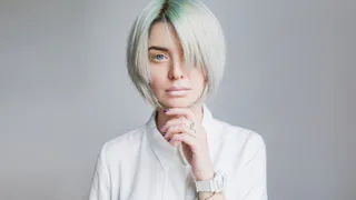 Омолаживающие стрижки с косой челкой для женщин старше 50 лет на весну