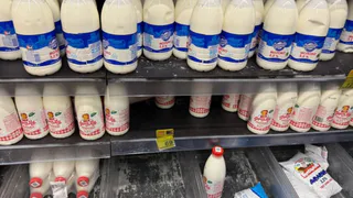 «Вода из-под крана с побелкой»: Росконтроль назвал марки молока, которые нельзя покупать даже по акции