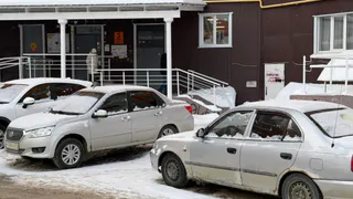 В Пензе снег с парковки у ТЦ «Крокус» начал перекрывать дорогу