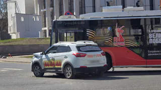 Во Владимире на улице Дворянской столкнулись троллейбус и легковой автомобиль