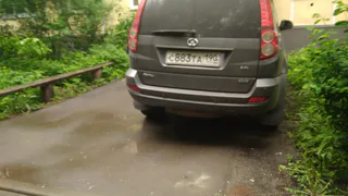 "Герой парковки" - на Юбилейной автохам припарковался на тротуаре