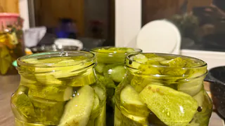 Подсмотрела этот рецепт у Лолиты Милявской: готовлю на зиму огурцы без уксуса, без сахара и без лимонки - хрустящие, в меру резкие и вкусные