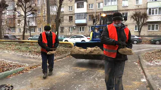 Грязный песок и ручной труд: администрация похвасталась борьбой с гололедом