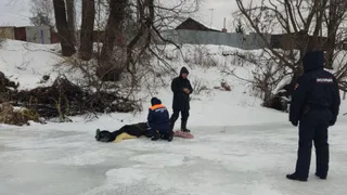 Пензенские спасатели спасли мужчину, замерзшего на льду
