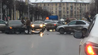 На пересечении Дзержинского и Шевченко столкнулись две иномарки