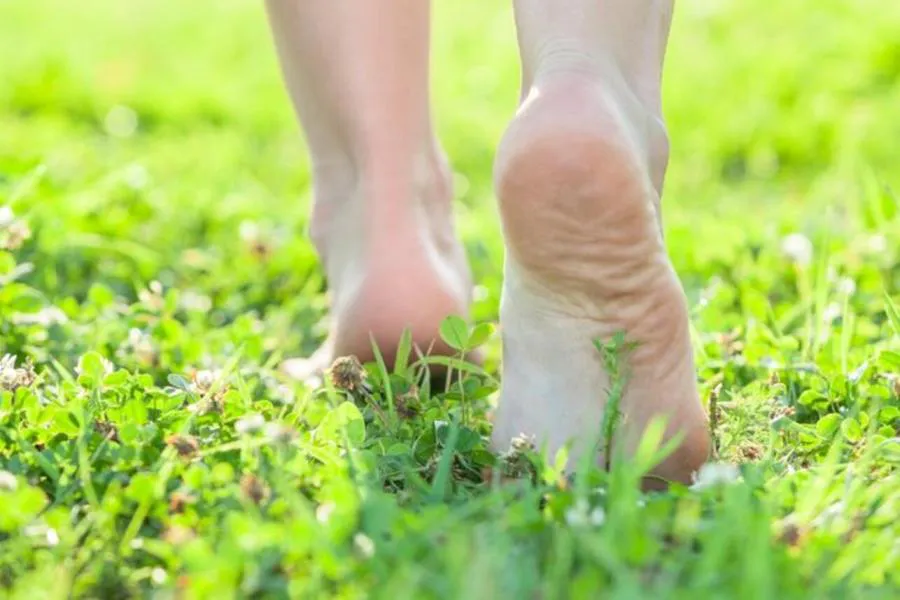 Названа польза от хождения босиком