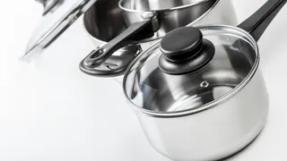 Две ложки — и стеклянные крышки сияют. Убираем жир и налет без усилий