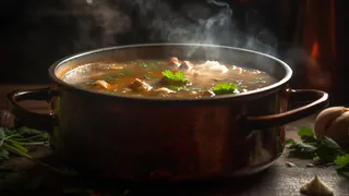Вот почему бульон варят без крышки - или сдвигают ее: 3 причины от шеф-поваров