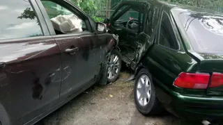 На перекрёстке в Володарском районе Брянска столкнулись две легковушки