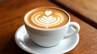 Правда ли, что кофе с молоком вреднее, чем черный кофе? Эксперты дали однозначный ответ – запомните