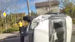 Микроавтобус опрокинулся на улице Забайкальской в Рязани