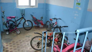 Заставят убрать вещи из подъездов: за велосипеды и коляски под лестницей придется выложить до 400 тысяч рублей