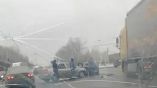 Смачное ДТП: на Московском столкнулись фура и две легковушки