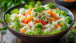 Салат с пекинской капустой "Весенний фреш": сочный и вкусный — у домочадцев только за ушами трещит от удовольствия 