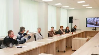 Сорокина обсудила с активистами обрезку деревьев