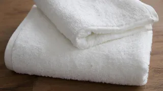 Не кондиционер и не лимонная кислота: вот в чем нужно замочить махровые полотенца — нежнее облака и мягче пуха