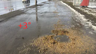 На улице - плюс три: рязанец искренне удивляется тротуару, посыпанному песком