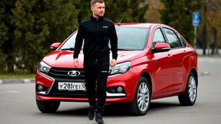 «Везут Весты каждый день»: менеджер автосалона рассказал, почему россияне массово продают почти новые Lada