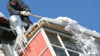 Нижнекамская прокуратура требует коммунальщиков убрать снег с крыш