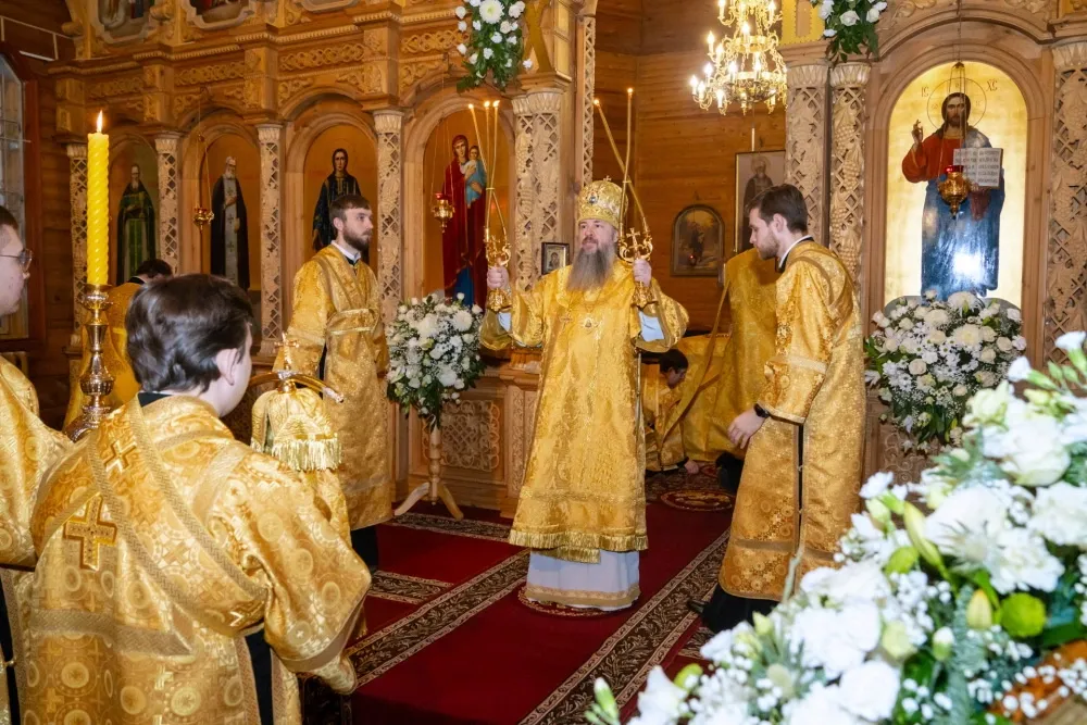 Пензенский митрополит передал приходу ахунского храма икону преподобного Серафима Саровского