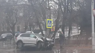 На перекрестке Новой и Горького автомобиль сбил дорожный знак