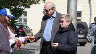 Сотрудники полиции раздавали Георгиевские ленточки жителям Владимира