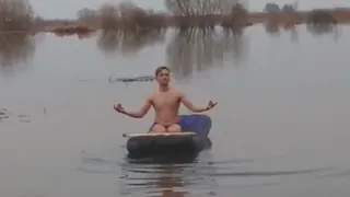 На матрасе по половодью - рязанцы штурмуют затопленное поле