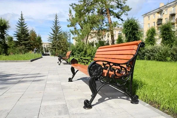 Качество под вопросом: жители Магнитогорска возмущены состоянием новой плитки в отремонтированном сквере