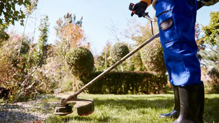 Теперь больше не мучаюсь с заменой лески: приделал к катушке кусок пластика — теперь кошу в удовольствие