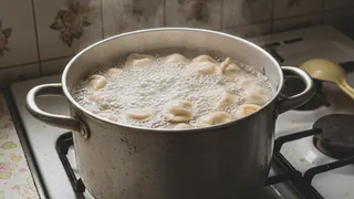 Зачем в пельмени при варке нужно заливать стакан холодной воды — запомните раз и навсегда