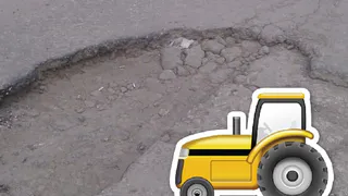 Проехать можно лишь на тракторе: жители Московского района продолжают жаловаться на разбитые дороги