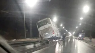 На Южной окружной дороге в Рязани автобус повис на отбойнике