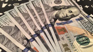 Доллар упал ниже 59 рублей впервые с конца июля 2015 года