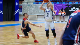 БК «Металлург» одержал победу над «Барнаулом» в напряжённом матче