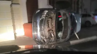 На Полонского перевернулась легковушка