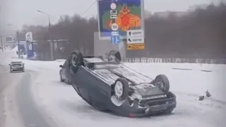 Появилось видео перевёрнутой легковушки на Северной окружной дороге