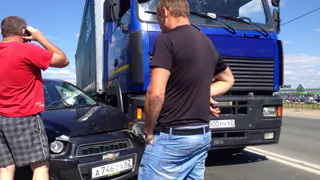 ДТП у гипермаркета "Глобус" - столкнулись фура и Шевроле