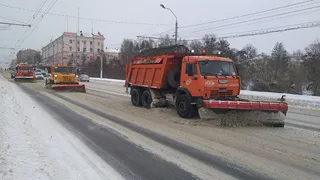 80 единиц техники и 100 человек расчищают дороги в Брянске