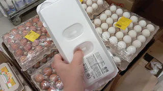 Хитрые продавцы давно выбирают яйца себе домой по этому признаку: на всю жизнь запоминайте эти 2 простых приема