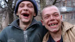 Два разбойника сначала напали на таксиста, а затем сожгли авто