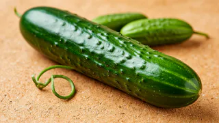 Почему огурцы растут крючком: 4 причины и как это исправить